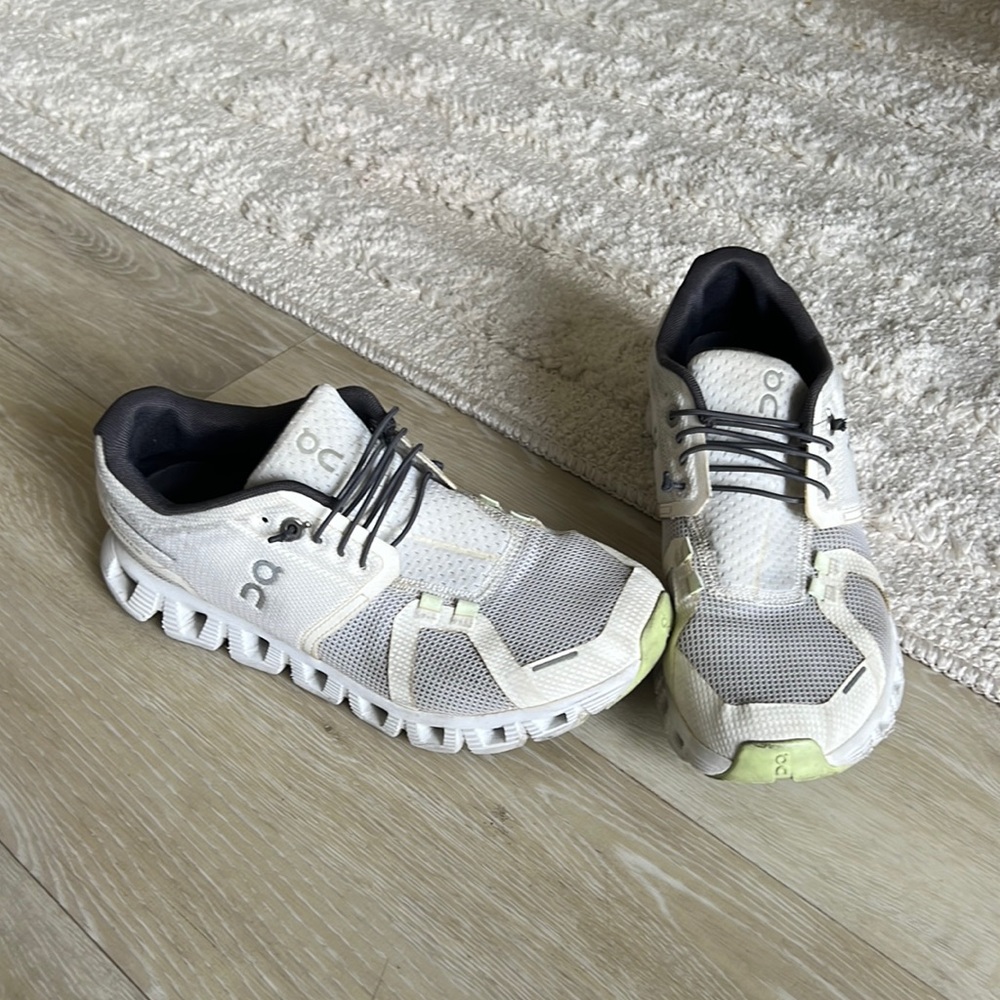 On cloud 5 sneakers women 7.5